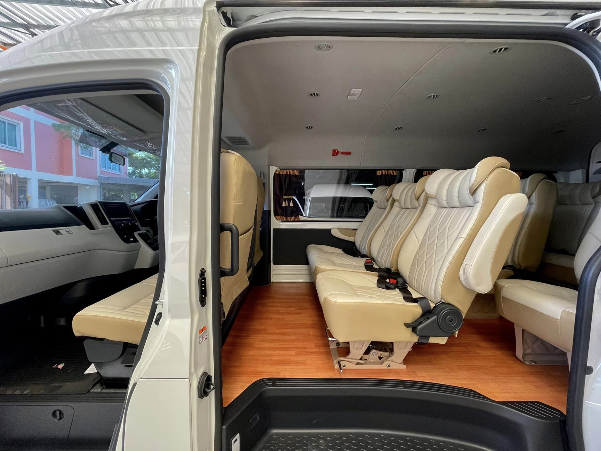 ภายใน Hiace 300 เบาะหนังครีม พื้นไม้ ผ้าม่านสีน้ำตาล